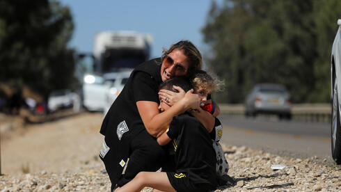  Una madre protege a sus aterrorizados hijos durante un ataque con cohetes desde Gaza contra el área de Sderot, en mayo pasado. 