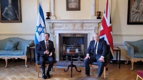 Isaac Herzog y Boris Johnson posan para los fotógrafos poco antes de la reunión protocolar. 