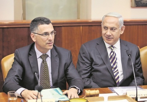 El entonces ministro de Educación, Gideon Sa'ar, y quien fuera primer ministro, Benjamín Netanyahu. 
