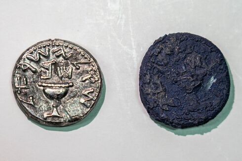  La moneda de plata junto a un shekel quemado de la Revuelta Judía. 