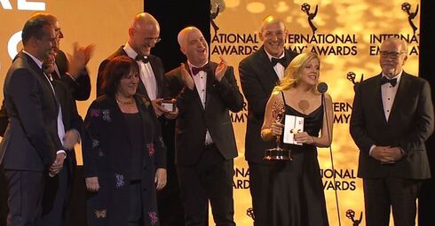 Discurso triunfal en el escenario de la ceremonia de los Premios Emmy Internacional en Nueva York. 