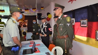 Tributo de la policía colombiana a la Alemania Nazi. 