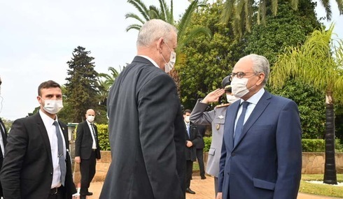 El ministro de Defensa Benny Gantz se reúne con su homólogo marroquí Abdullatif Loudiyi en Rabat. 