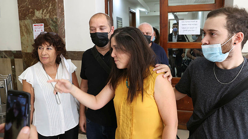 Lili Ben Ami, cuya hermana Michal fue asesinada por su esposo, en la corte después de su condena. 
