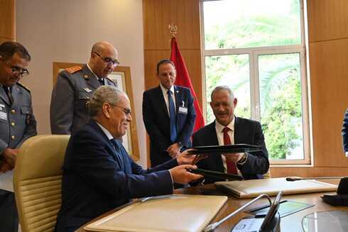 El ministro de Defensa Benny Gantz con su homólogo marroquí Abdellatif Loudiyi, tras la firma del memorando de entendimiento. 