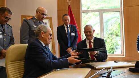 El ministro de Defensa Benny Gantz con su homólogo marroquí Abdellatif Loudiyi, tras la firma del memorando de entendimiento. 