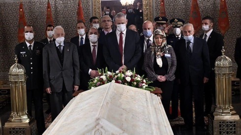 El ministro de Defensa, Benny Gantz, visita la tumba del rey marroquí Muhammad V en Rabat. 