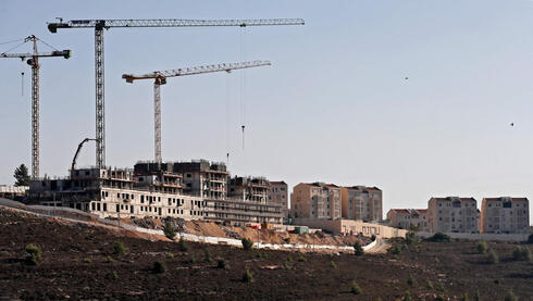 Construcción de viviendas en el asentamiento de Givat Zeev, Jerusalem, cerca de Cisjordania.