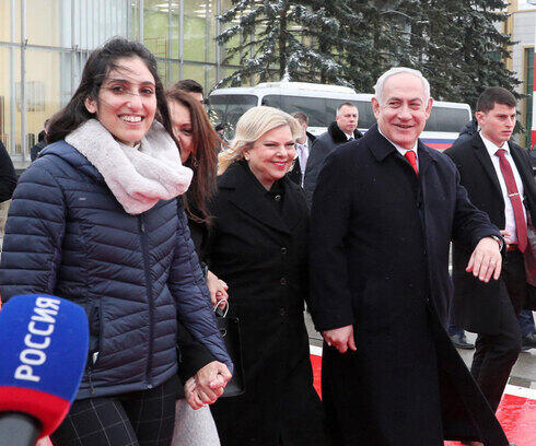  El entonces primer ministro Benjamin Netanyahu y su esposa Sara con Namaa Issachar después de su liberación de una prisión rusa el año pasado. 
