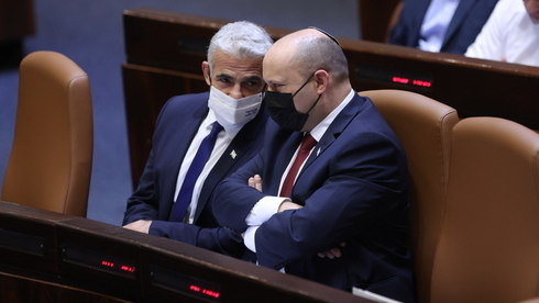  El primer ministro Bennett y el ministro de Relaciones Exteriores Yair Lapid en el pleno de la Knesset. 