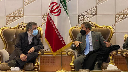 El director general de la OIEA, Rafael Grossi (der.), habla con el subdirector de la Organización de Energía Atómica de Irán, Behrouz Kamalvandi, la semana pasada. 