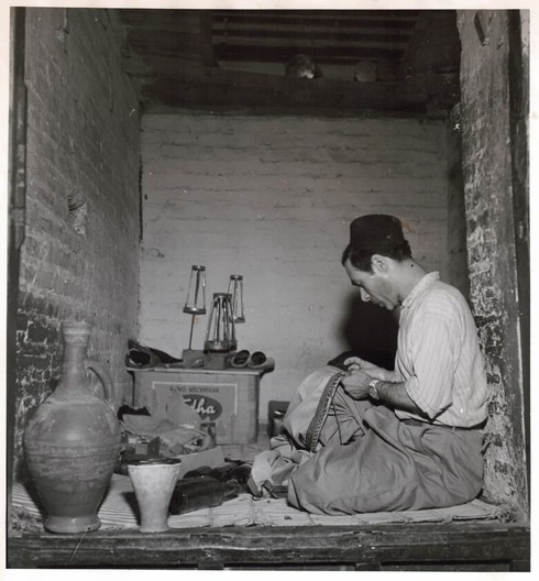 Costura a mano. (Archivo de la Historia del Pueblo Judío de la Biblioteca Nacional de Israel) Un judío marroquí cosiendo mantos.