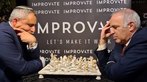 Partido de ajedrez entre el ministro de Vivienda y Construcción, Ze'ev Elkin, y el gran maestro, Gari Kaspárov, en Jerusalem. 