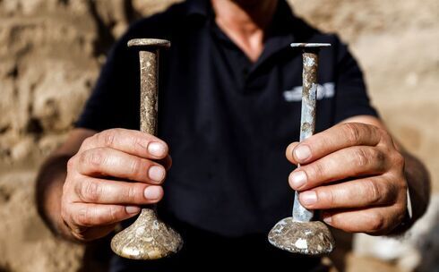  Frascos de vidrio desenterrados en el sitio de una excavación que se cree que es de la época del Sanedrín. 
