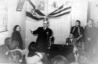 El embajador Rodríguez Fabregat, con jóvenes judíos uruguayos. 