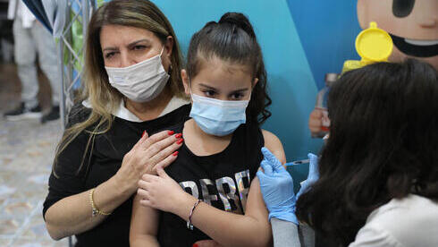 Una niña recibe una dosis de vacuna contra el coronavirus en un centro de Israel. 