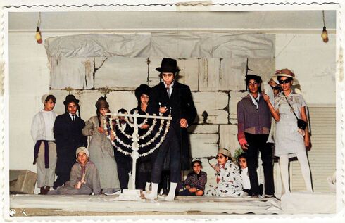 Fiesta de Janucá en el colegio Beit Yaakov, Rosh Hayin, el 28 de diciembre de 1967.