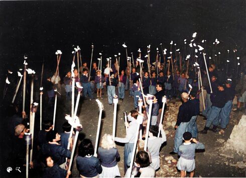 Estudiantes durante un desfile de antorchas por Janucá en Ein Kerem en 1956. (Amka/Álbum Kfar Hanoar Ein Kerem/Cortesía del Archivo Yad Ben Zvi y MyHeritage) Estudiantes durante un desfile de antorchas por Janucá en Ein Kerem en 1956.