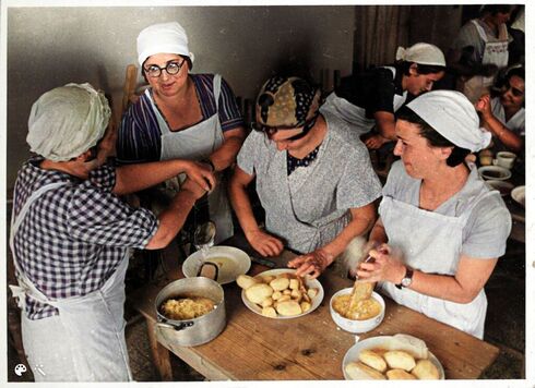 Mujeres preparan latkes en la Jerusalem de los años 50.