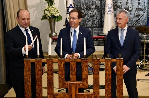 El primer ministro Bennett, el presidente Herzog y David Barnea en una ceremonia del Mossad. (Jaim Tzaj) Bennett Herzog Barnea