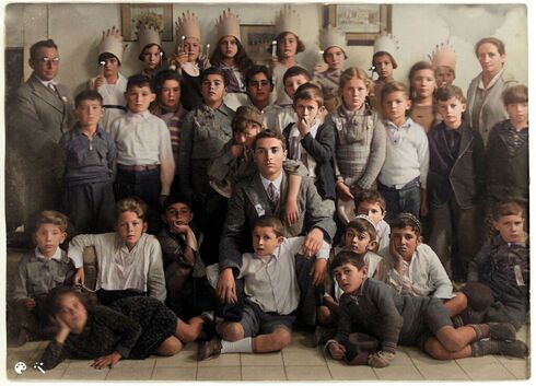 El maestro David Shatrai con sus alumnos y otros docentes en la escuela Rehaviah de Jerusalem en la década de 1940.