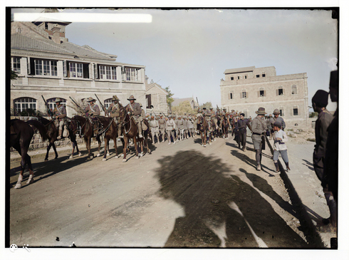 Un convoy de prisioneros de guerra alemanes conducidos por las calles de Jerusalem durante la Primera Guerra Mundial, 1917. 