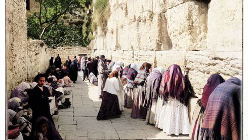 Hombres y mujeres rezan juntos frente al Muro Occidental a principios de la década de 1920. 