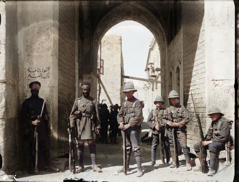 Soldados británicos e indios estacionados en la Puerta de los Leones, abril de 1920. (American Colony, MyHeritage) Soldados británicos e indios estacionados en la Puerta de los Leones, abril de 1920.