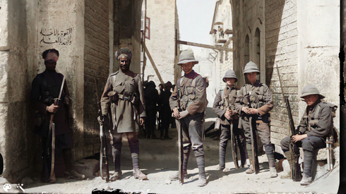 Soldados británicos e indios estacionados en la Puerta de los Leones, abril de 1920. 