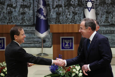 El presidente de Israel, Yitzhak Herzog, y el nuevo embajador de Estados Unidos en Israel, Thomas Nides, en la Residencia Presidencial en Jerusalem.