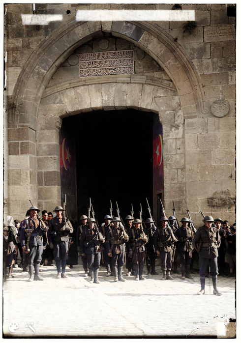 Soldados británicos en la puerta de Jaffa de Jerusalem, después de la rendición otomana de la ciudad, diciembre de 1917. 