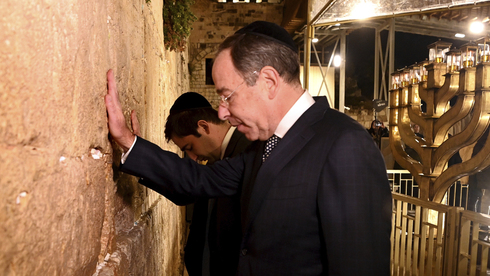 El embajador de Estados Unidos, Thomas Nides, en el Muro de los Lamentos.