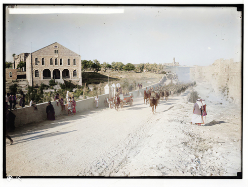 Un convoy de prisioneros de guerra alemanes conducidos por las calles de Jerusalem durante la Primera Guerra Mundial, 1917. 