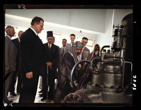 El rey Abdullah I de Jordania opera las turbinas junto al industrial Pinchas Rotenberg en la inauguración de la central eléctrica de Naharayim, junio de 1932. 