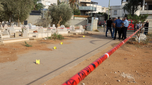 La Policía inspecciona la escena de un crimen en la ciudad árabe de Jaljulia. 
