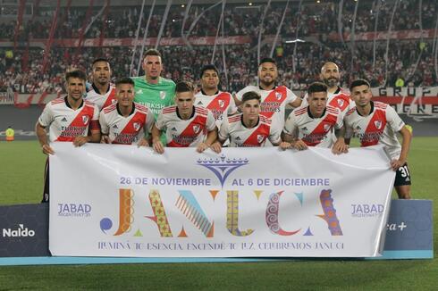 El equipo de River Plate, campeón del fútbol argentino, convocando a la celebración de Januca. (Jabad Lubavitch) Januca River