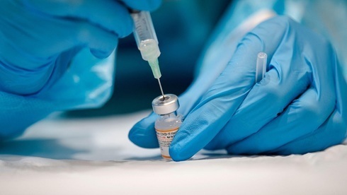 Personal médico prepara la vacuna contra el coronavirus de Pfizer para su administración.