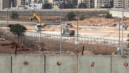 Maquinaria pesada israelí trabajando en el barrio de Atarot, en Jerusalem Este. (AFP) Maquinaria pesada israelí trabajando en el barrio de Atarot, en Jerusalem Este.