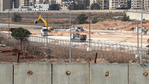 Maquinaria pesada israelí trabajando en el barrio de Atarot, en Jerusalem Este.