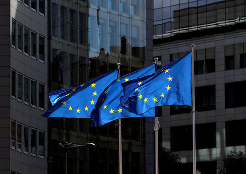 Banderas de la Unión Europea frente a la sede de la Comisión Europea en Bruselas, Bélgica. 