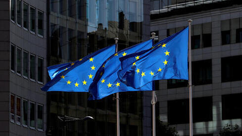 Banderas de la Unión Europea frente a la sede de la Comisión Europea en Bruselas, Bélgica. 