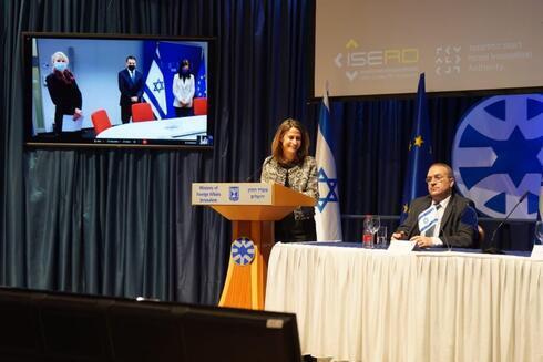 La ministra de Ciencia, Tecnología y Espacio, Orit Farkash-Hacohen, habla en la ceremonia de firma del acuerdo; en el fondo, representantes europeos a través de un enlace de video. 