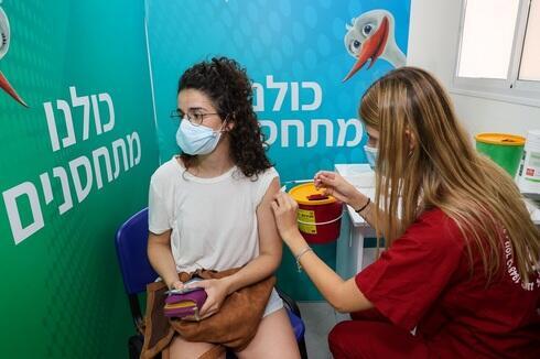 Una mujer recibe la tercera dosis de la vacuna contra el coronavirus en Israel. 