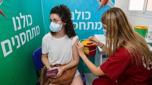 Una mujer recibe la tercera dosis de la vacuna contra el coronavirus en Israel. 