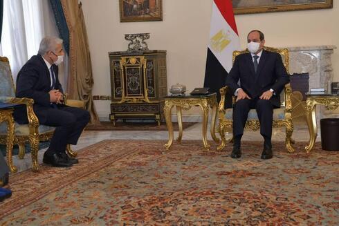 El ministro de Relaciones Exteriores de Israel, Yair Lapid, junto al presidente egipcio, Abdel-Fattah el-Sissi. 