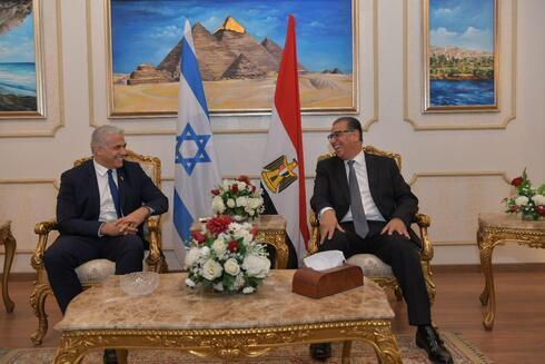  Yair Lapid en reunión con el viceministro de Relaciones Exteriores de Egipto, Nabil Habashi, en El Cairo.   