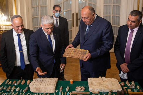  Lapid presenta a su homólogo egipcio Sameh Shokry los artefactos egipcios introducidos de contrabando en Israel y que fueron devueltos a Egipto. 