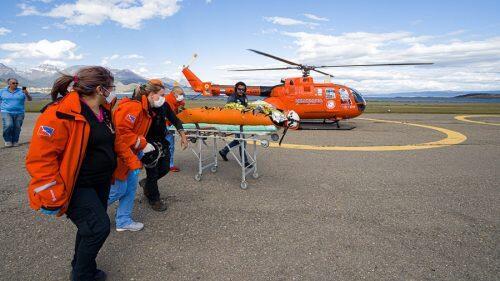 Luego de estabilizarlo y subirlo a una camilla, los miembros del equipo de rescate aceptaron la ayuda de una empresa privada de helicópteros de Ushuaia para completar el traslado. 