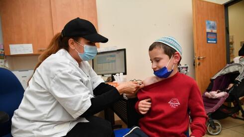 Un niños israelí recibe la vacuna contra el coronavirus el domingo.