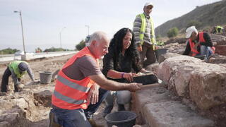 Dina Avshalom Gurni, del Instituto de Arqueología de la Universidad de Haifa, y el doctor Yehuda Govrin durante las excavaciones.